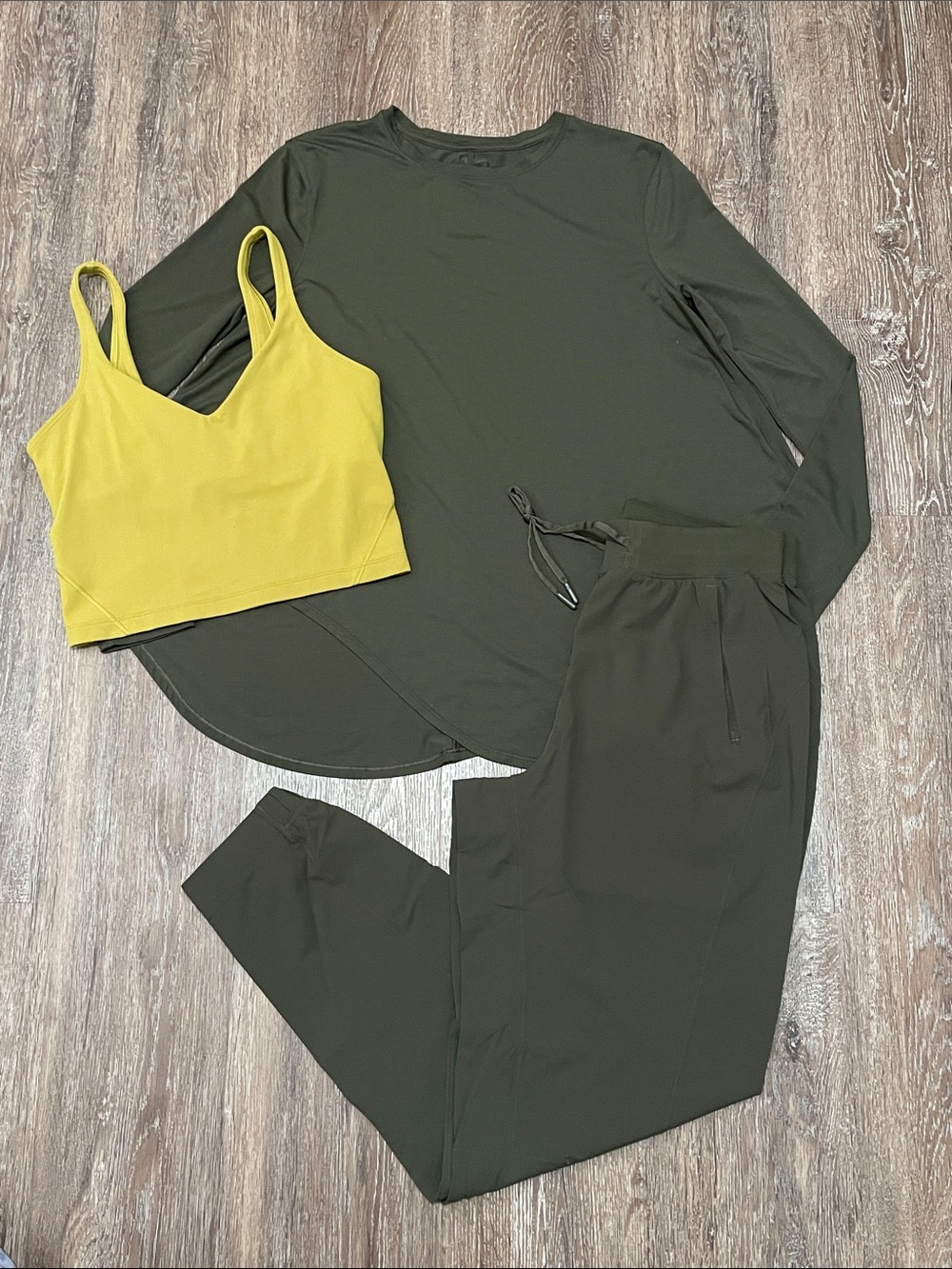EUC Lululemon Matching Dark Olive/Auric Gold Set. Size 6